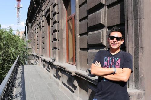Sunny Oscar in the Yerevan sun. Photo credits: AVC.